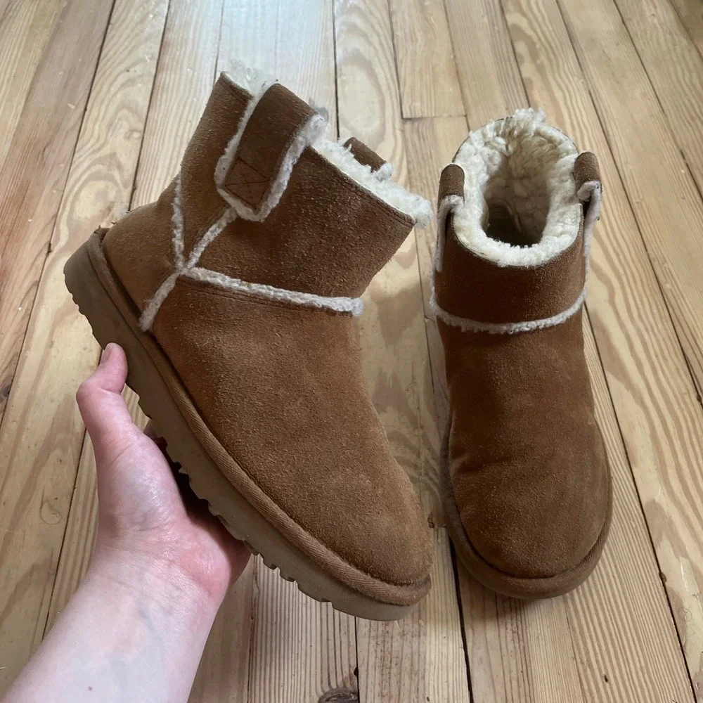UGG‎ Classic Mini II Chestnut Suede Sheepskin Boots Fur lining Womens Size 7